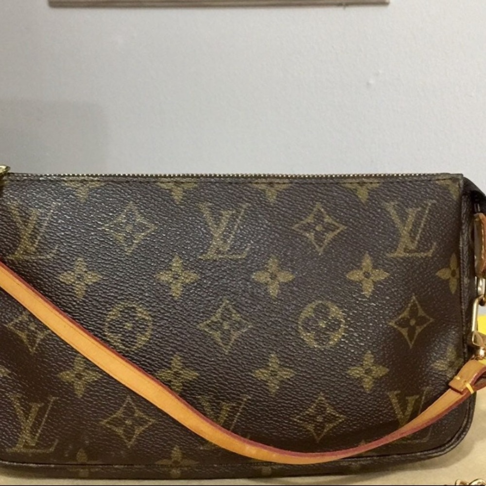 Selling it because I need money forthe holiday